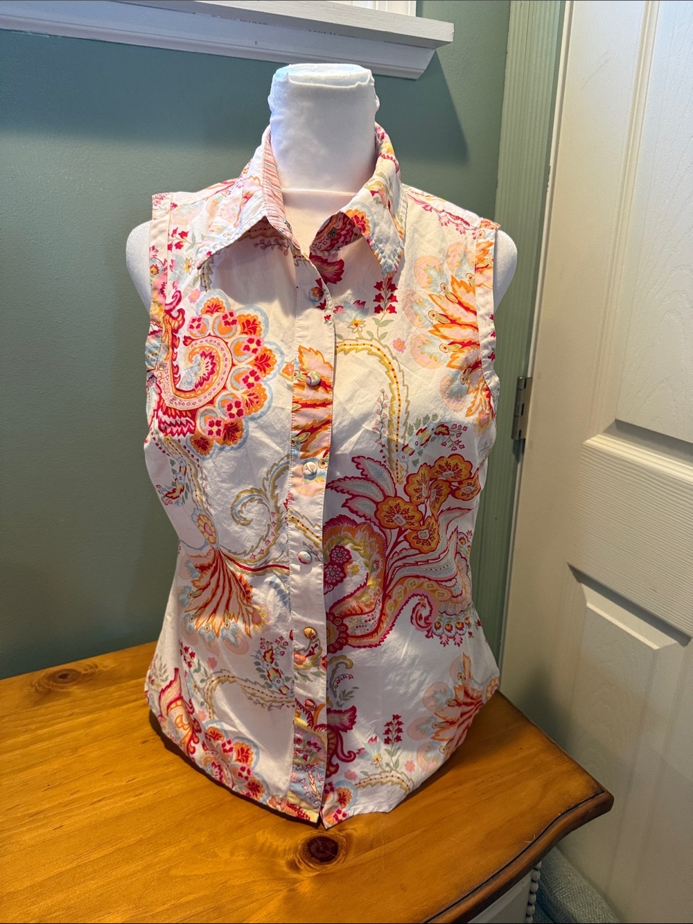 Tommy Hilfiger Sleeveless Paisley Button-Down Top - White with Pink & Orange